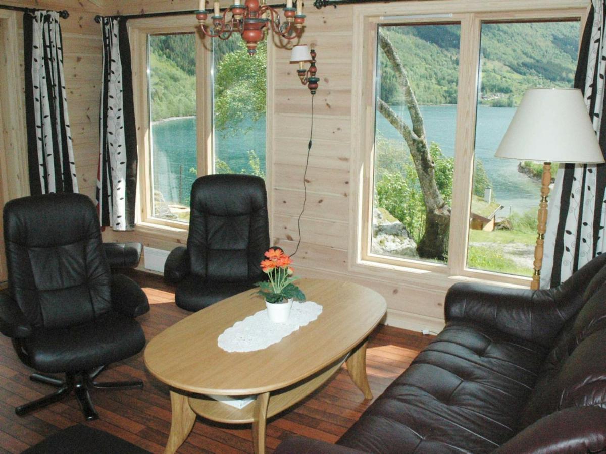 Two-Bedroom Holiday Home In Olden 3 Værelse billede