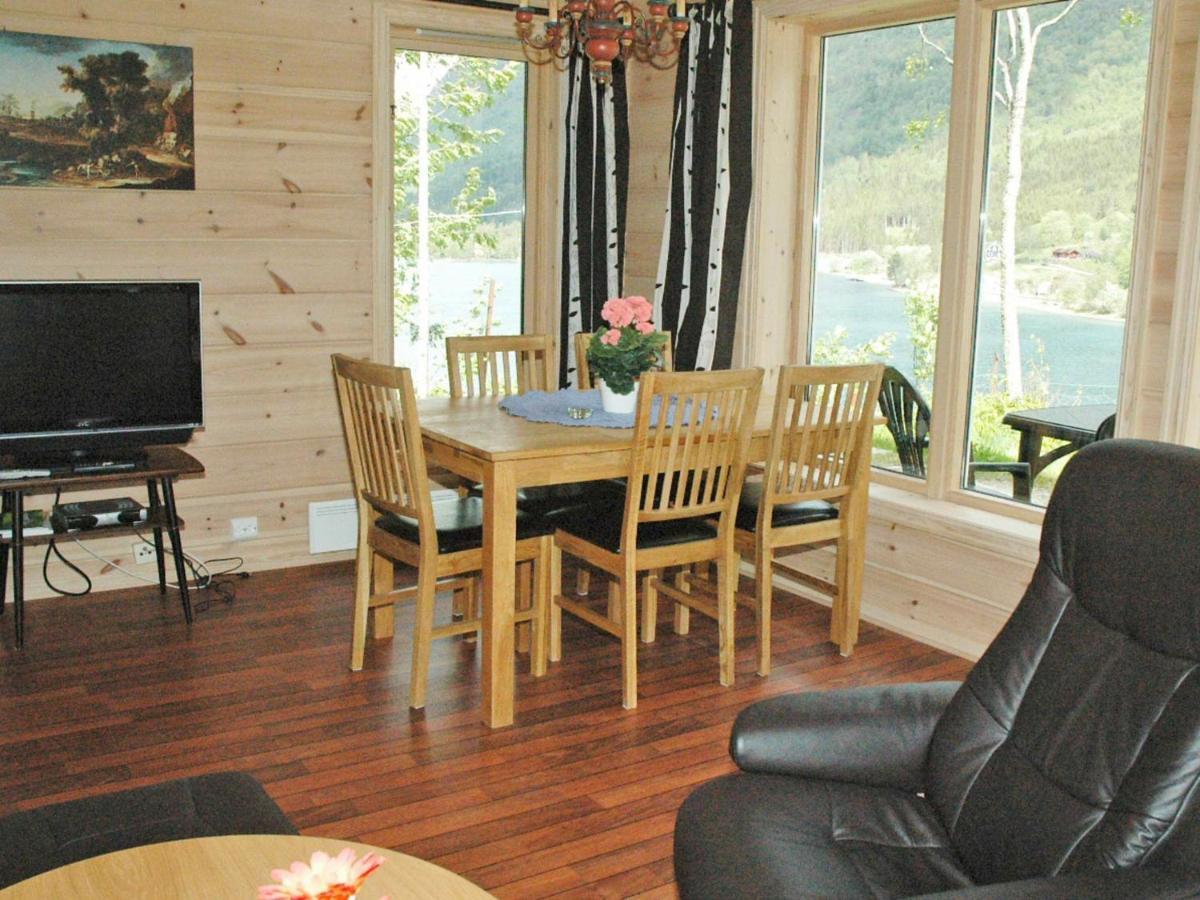 Two-Bedroom Holiday Home In Olden 3 Værelse billede